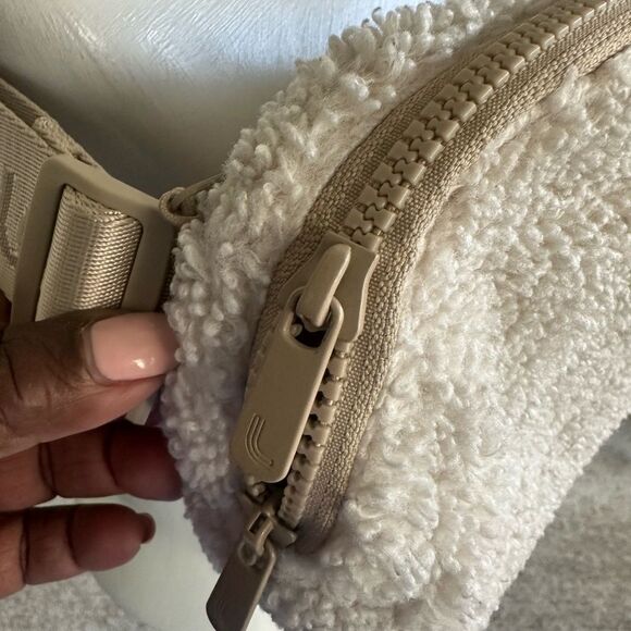 Lole’ Sherpa Belt Bag (cream) - Picture 4 of 8